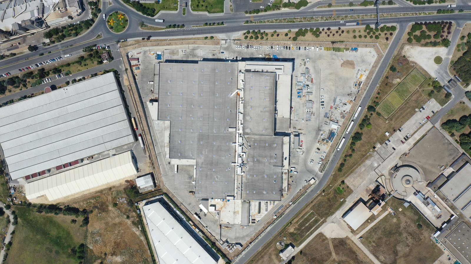 Fabrika ve Sanayi Tesislerinde Profesyonel Drone Çekimi: İş Güvenliği ve Pazarlama Standartları